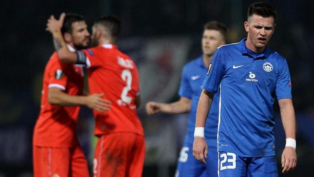 Zklamání v tváři libereckého záložníka Egona Vůcha (vpravo) během utkání s Fiorentinou. Zklamání v tváři libereckého záložníka Egona Vůcha (vpravo) během utkání s Fiorentinou.