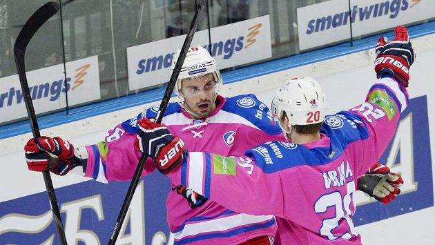 Střelec vyrovnávací branky, útočník Lva Michal Řepík (vlevo), se raduje se svým spoluhráčem Petrem Vránou. Střelec vyrovnávací branky, útočník Lva Michal Řepík (vlevo), se raduje se svým spoluhráčem Petrem Vránou.