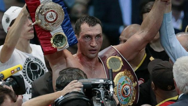 Vladimir Kličko se raduje z obhajoby svých čtyř mistrovských titulů. V boxerském ringu nenašel šampión těžké váhy už devět let přemožitele. Vladimir Kličko se raduje z obhajoby svých čtyř mistrovských titulů. V boxerském ringu nenašel šampión těžké váhy už devět let přemožitele.