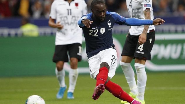 Jonathan Ikoné střílí čtvrtý gól Francie v souboji s Albánií. Jonathan Ikoné střílí čtvrtý gól Francie v souboji s Albánií.