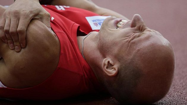 Petr Svoboda se po rozběhu držel za rameno s bolestivou grimasou, naštěstí nešlo o nic vážného. Petr Svoboda se po rozběhu držel za rameno s bolestivou grimasou, naštěstí nešlo o nic vážného.