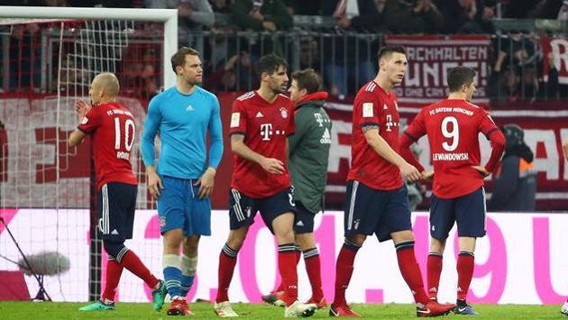 Zklamaní fotbalisté Bayernu Mnichov po domácí remíze s Düsseldorfem. Zklamaní fotbalisté Bayernu Mnichov po domácí remíze s Düsseldorfem.
