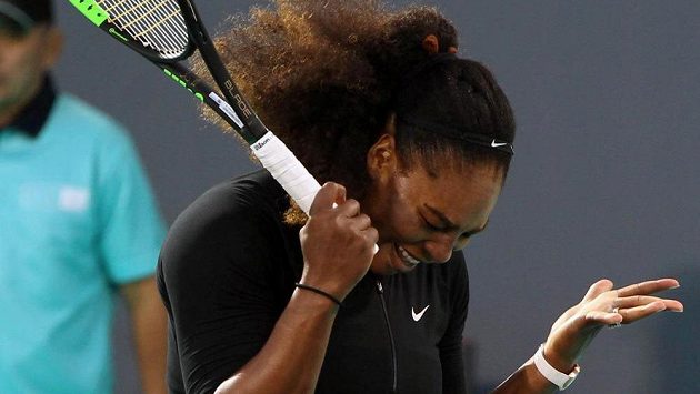 Serena Williamsová při návratu po mateřské pauze na exhibici v Abú Zabí. Serena Williamsová při návratu po mateřské pauze na exhibici v Abú Zabí.