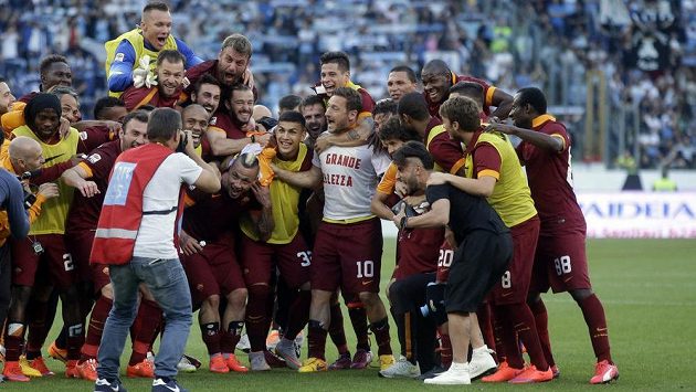 Fotbalisté AS Řím oslavují vítězství v derby nad Laziem. Fotbalisté AS Řím oslavují vítězství v derby nad Laziem.