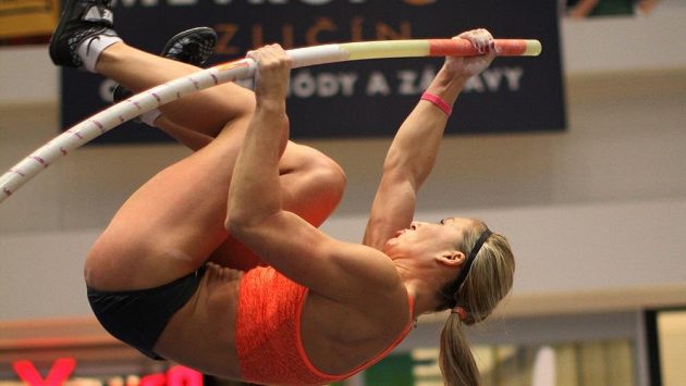 Jiřina Ptáčníková při Zimní pražské tyčce v obchodním centru na Zličíně. Jiřina Ptáčníková při Zimní pražské tyčce v obchodním centru na Zličíně.