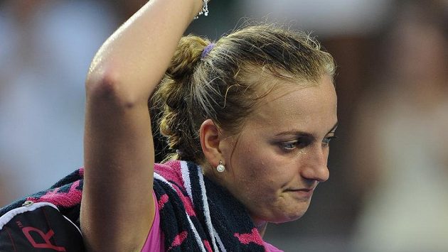 Zklamaná česká tenistka Petra Kvitová po porážce s Luksikou Kumkhumovou z Thajska. Zklamaná česká tenistka Petra Kvitová po porážce s Luksikou Kumkhumovou z Thajska.