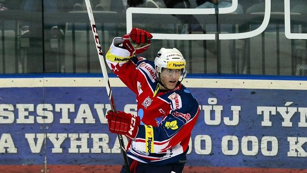 Pardubický útočník Tomáš Nosek (na snímku) se možná představí v reprezentaci po boku klubových spoluhráčů Lukáše Radila a Roberta Kousala. Pardubický útočník Tomáš Nosek (na snímku) se možná představí v reprezentaci po boku klubových spoluhráčů Lukáše Radila a Roberta Kousala.