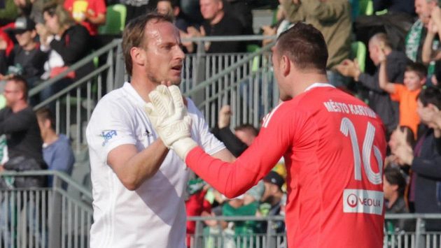 Pavel Košťál (vlevo) a brankář Jan Laštůvka (vpravo) z Karviné na archivním snímku. Pavel Košťál (vlevo) a brankář Jan Laštůvka (vpravo) z Karviné na archivním snímku.
