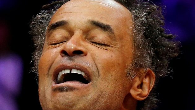 Nehrající kapitán francouzského daviscupového týmu Yannick Noah se ve finále proti Chorvatsku netvářil nejšťastněji. Nehrající kapitán francouzského daviscupového týmu Yannick Noah se ve finále proti Chorvatsku netvářil nejšťastněji.