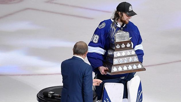 Brankář Tampy Bay Lightning Andrej Vasilevskij (88) přebírá Con Smythe trophy pro nejužitečnějšího hráče play off NHL po triumfu ve Stanley Cupu. Brankář Tampy Bay Lightning Andrej Vasilevskij (88) přebírá Con Smythe trophy pro nejužitečnějšího hráče play off NHL po triumfu ve Stanley Cupu.