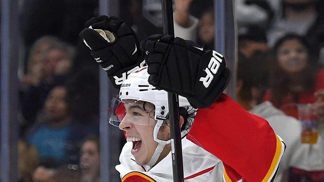 Johnny Gaudreau z Calgary jásá po vyrovnávací brance, kterou v 60. minutě svému týmu zařídil prodloužení. Johnny Gaudreau z Calgary jásá po vyrovnávací brance, kterou v 60. minutě svému týmu zařídil prodloužení.