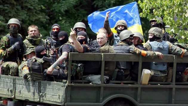 Ukrajinští vojáci v blízkosti místa bojů v přístavním městě Mariupol na východě země. Ukrajinští vojáci v blízkosti místa bojů v přístavním městě Mariupol na východě země.