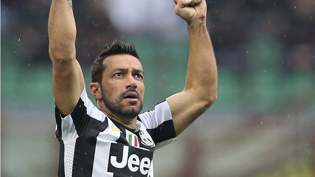 Útočník Juventusu Fabio Quagliarella se raduje z branky do sítě Interu Milán. Útočník Juventusu Fabio Quagliarella se raduje z branky do sítě Interu Milán.