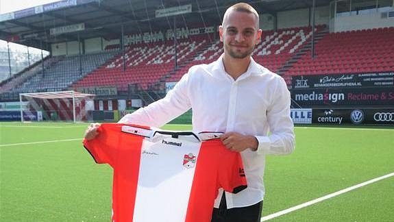 Denis Granečný na stadionu nizozemského Emmenu. Denis Granečný na stadionu nizozemského Emmenu.