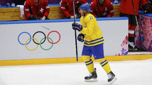 Daniel Alfredsson rozhodl, Švédové vyhráli dlouho vyrovnanou bitvu se Švýcary. Daniel Alfredsson rozhodl, Švédové vyhráli dlouho vyrovnanou bitvu se Švýcary.