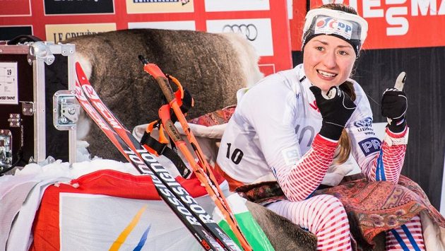 Petra Nováková v křesle pro průběžného lídra při SP v Kuusamu. Petra Nováková v křesle pro průběžného lídra při SP v Kuusamu.