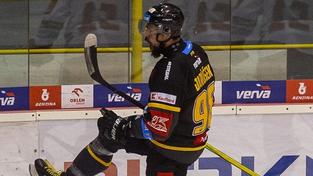 Richard Jarůšek z Litvínova se raduje z gólu. Richard Jarůšek z Litvínova se raduje z gólu.