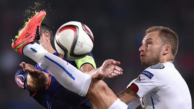 Michal Kadlec v tvrdém souboji o míč. Michal Kadlec v tvrdém souboji o míč.