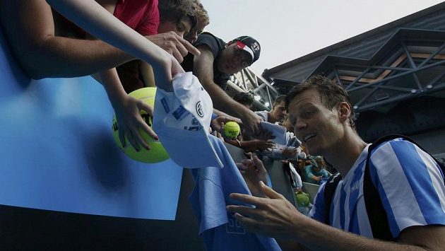 Berdych se po vítězném osmifinálovém utkání nad Andersonem podepisuje svým příznivcům. Berdych se po vítězném osmifinálovém utkání nad Andersonem podepisuje svým příznivcům.