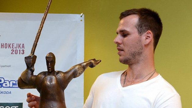 Hokejový útočník David Krejčí si prohlíží Zlatou hokejku. Hokejový útočník David Krejčí si prohlíží Zlatou hokejku.