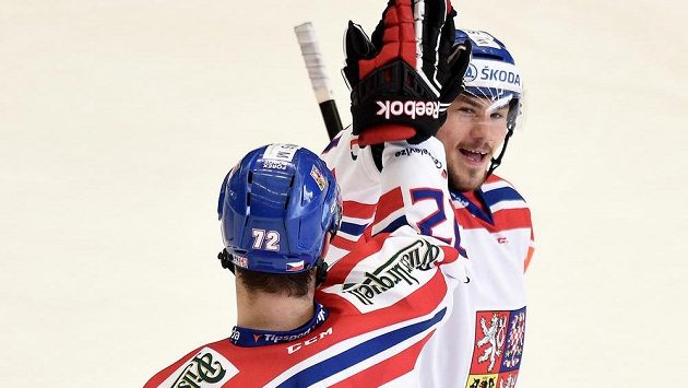Martin Pláněk jásá společně s Bohumilem Jankem. Martin Pláněk jásá společně s Bohumilem Jankem.