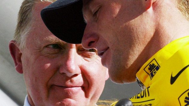 Šéf UCI Hein Verbruggen (vlevo) a Lance Armstrong při Tour de France v roce 2002. Hra s veřejností byla v plném proudu. Šéf UCI Hein Verbruggen (vlevo) a Lance Armstrong při Tour de France v roce 2002. Hra s veřejností byla v plném proudu.