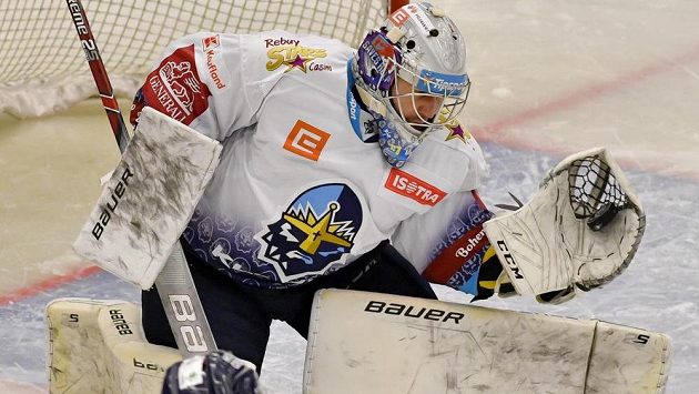 Brankář Kladna Denis Godla chytá střelu Radana Lence z Liberce v utkání hokejové extraligy. Brankář Kladna Denis Godla chytá střelu Radana Lence z Liberce v utkání hokejové extraligy.