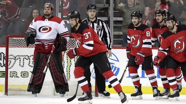 Brankář Caroliny Hurricanes Petr Mrázek, sleduje radost hokejistů New Jersey Devils poté, co jej překonal český útočník Pavel Zacha (37) Brankář Caroliny Hurricanes Petr Mrázek, sleduje radost hokejistů New Jersey Devils poté, co jej překonal český útočník Pavel Zacha (37)