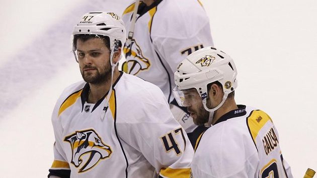 Hokejisté Nashvillu Alexander Radulov (vlevo) a Paul Gaustad (vpravo). Hokejisté Nashvillu Alexander Radulov (vlevo) a Paul Gaustad (vpravo).