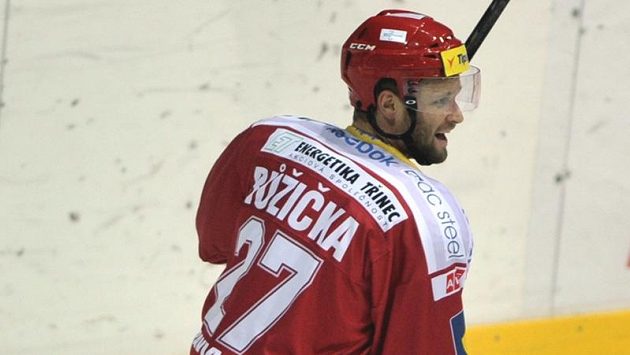 Třinecký kanonýr Martin Růžička se raduje z hattricku do sítě Českých Budějovic. Třinecký kanonýr Martin Růžička se raduje z hattricku do sítě Českých Budějovic.