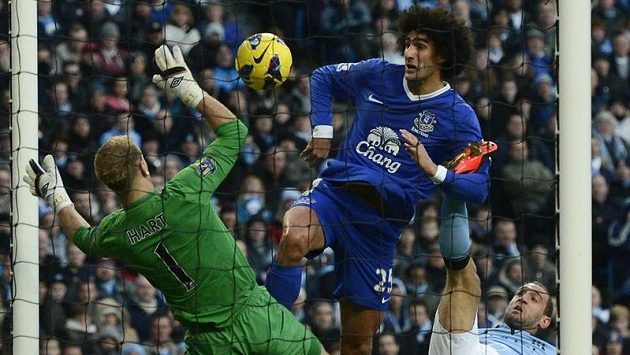 Marouane Fellaini (vpravo) z Evertonu střílí gól brankáři Manchesteru City Hartovi. Marouane Fellaini (vpravo) z Evertonu střílí gól brankáři Manchesteru City Hartovi.