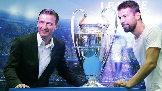 Představení poháru Champion League v Praze. Na ilustračním snímku dva jeho čeští vítězové, Milan Baroš (vpravo) a Vladimír Šmicer. Představení poháru Champion League v Praze. Na ilustračním snímku dva jeho čeští vítězové, Milan Baroš (vpravo) a Vladimír Šmicer.
