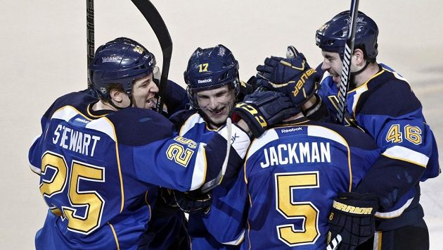 Hokejisté Chris Stewart (vlevo), Vladimír Sobotka (17) a Roman Polák (46) slaví gól Barreta Jackmana (5) v duelu proti Los Angeles. Hokejisté Chris Stewart (vlevo), Vladimír Sobotka (17) a Roman Polák (46) slaví gól Barreta Jackmana (5) v duelu proti Los Angeles.
