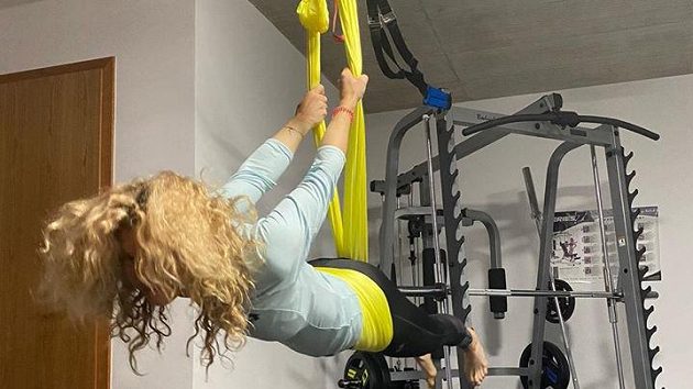 Kateřina Siniaková si přestávku zpříjemňuje létací jógou. Kateřina Siniaková si přestávku zpříjemňuje létací jógou.