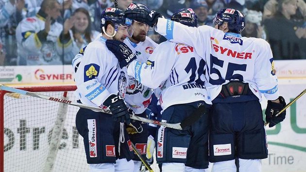 Liberečtí hokejisté se radují z gólu proti Vítkovicím. Zleva Jakub Valský, střelec branky Lukáš Krenželok, Michal Birner a Martin Ševc. Liberečtí hokejisté se radují z gólu proti Vítkovicím. Zleva Jakub Valský, střelec branky Lukáš Krenželok, Michal Birner a Martin Ševc.