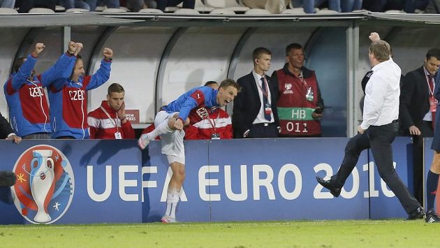 Pavel Vrba (vpravo) se raduje z výhry v Lotyšsku. Pavel Vrba (vpravo) se raduje z výhry v Lotyšsku.