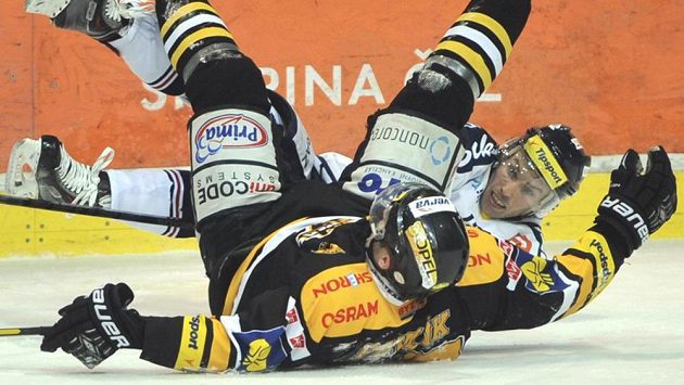 Filip Pavlík z Litvínova (vpředu) a vítkovický útočník Vladimír Svačina. Filip Pavlík z Litvínova (vpředu) a vítkovický útočník Vladimír Svačina.