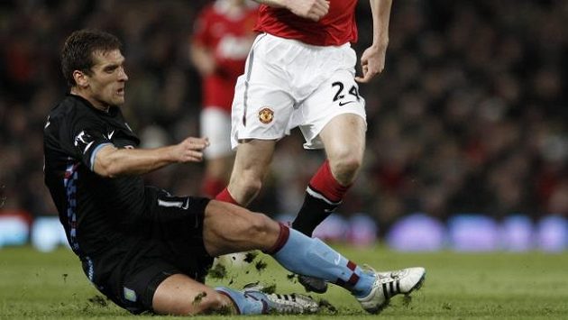 Stilijan Petrov z Aston Villy (vlevo v souboji s Darrenem Fletcherem z Manchesteru United) se už na fotbalové trávníky nechystá.. Stilijan Petrov z Aston Villy (vlevo v souboji s Darrenem Fletcherem z Manchesteru United) se už na fotbalové trávníky nechystá..