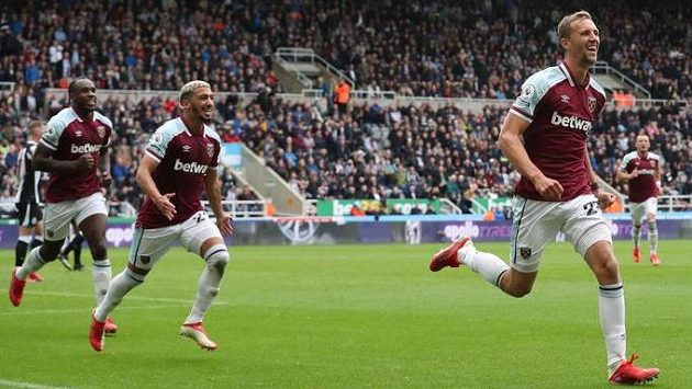Gól! Tomáš Souček právě poslal West Ham poprvé v zápase do vedení. Gól! Tomáš Souček právě poslal West Ham poprvé v zápase do vedení.