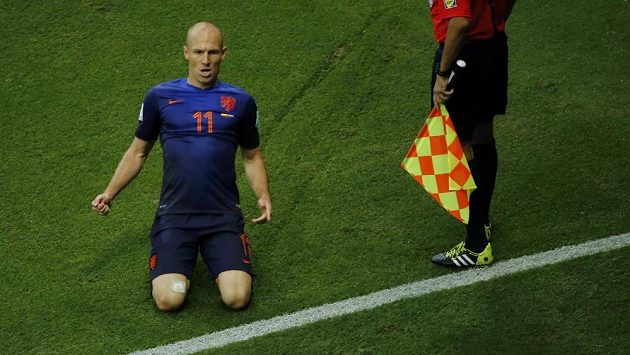 Nizozemský záložník Arjen Robben slaví gól proti Španělsku. Vpravo přihlíží asistent rozhodčího Renato Faverani. Nizozemský záložník Arjen Robben slaví gól proti Španělsku. Vpravo přihlíží asistent rozhodčího Renato Faverani.