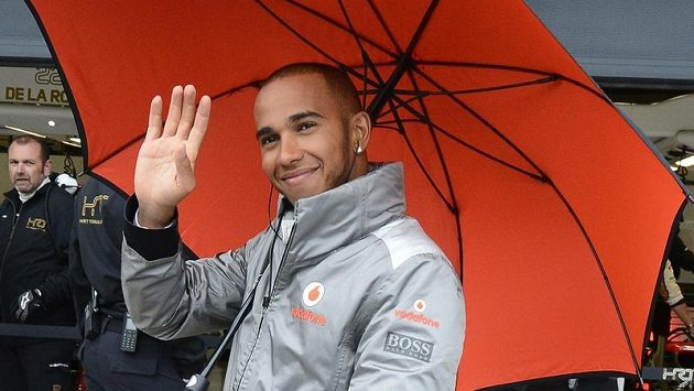 Spokojený Lewis Hamilton, nejrychlejší muž pátečních tréninků v Silverstonu Spokojený Lewis Hamilton, nejrychlejší muž pátečních tréninků v Silverstonu