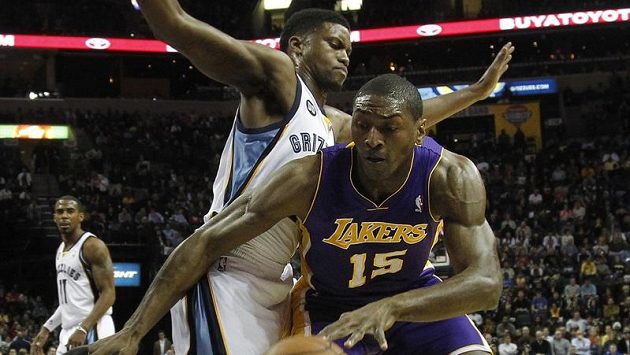 Memphiský Rudy Gay brání hráče LA Lakers Mettu World Peace. Memphiský Rudy Gay brání hráče LA Lakers Mettu World Peace.