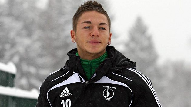 Záložník Nicolas Šumský na snímku v době, kdy se připravoval s týmem Bohemians 1905. Záložník Nicolas Šumský na snímku v době, kdy se připravoval s týmem Bohemians 1905.