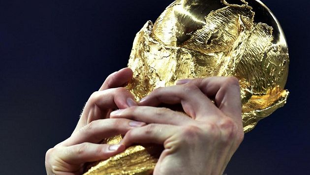 Trofej pro fotbalové mistry světa z dílny italského sochaře Silvia Gazzanigy. Trofej pro fotbalové mistry světa z dílny italského sochaře Silvia Gazzanigy.