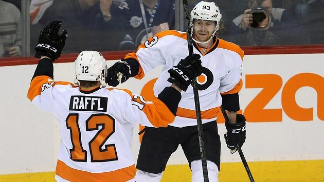 Hokejisté Philadelphie Michael Raffl (12) a Jakub Voráček se radují z vítězství. Hokejisté Philadelphie Michael Raffl (12) a Jakub Voráček se radují z vítězství.
