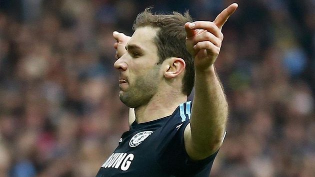 Branislav Ivanovič z Chelsea se raduje po své trefě do sítě Aston Villy. Branislav Ivanovič z Chelsea se raduje po své trefě do sítě Aston Villy.