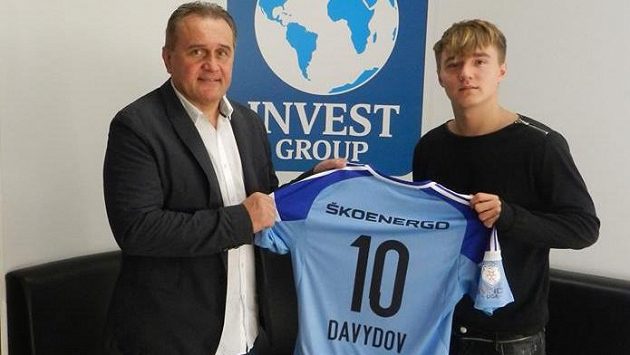 Talentovaný Rus Denis Davydov a prezident mladoboleslavského fotbalu Josef Dufek. Talentovaný Rus Denis Davydov a prezident mladoboleslavského fotbalu Josef Dufek.