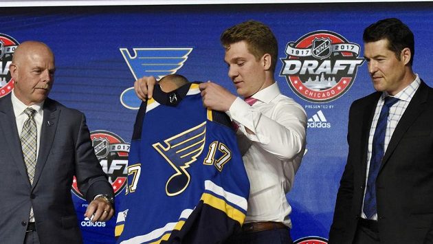Talentovaný hokejista Robert Thomas si poté, co byl draftován, obléká dres St. Louis Blues. Až do prosince naopak bude klub postrádat zkušeného Švéda Patrika Berglunda, který se zranil během tréninku a musel s ramenem na operaci. Talentovaný hokejista Robert Thomas si poté, co byl draftován, obléká dres St. Louis Blues. Až do prosince naopak bude klub postrádat zkušeného Švéda Patrika Berglunda, který se zranil během tréninku a musel s ramenem na operaci.