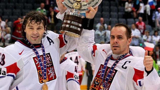 Jaromír Jágr a Tomáš Rolinek s pohárem pro mistry světa Jaromír Jágr a Tomáš Rolinek s pohárem pro mistry světa