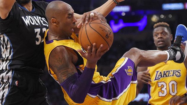 Basketbalista Los Angeles Lakers Kobe Bryant (vpředu) v zápase proti Minnesotě. Basketbalista Los Angeles Lakers Kobe Bryant (vpředu) v zápase proti Minnesotě.